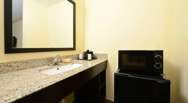 Четырёхместный номер Standard Americas Best Value Inn & Suites Lake Charles at I-210 Exit 11