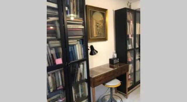 EXARCHEIA: Independent ground floor house.