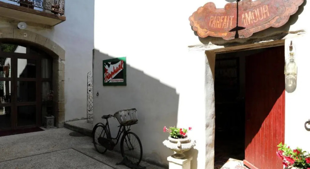 Justin de Provence, Book Hotel Hoteller i Vaucluse med parkering, Parkering