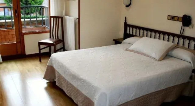 Номер Standard с балконом Hotel Virgen de Covadonga