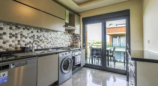 Вилла Flat w Shared Pool and Balcony 8 min to Beach