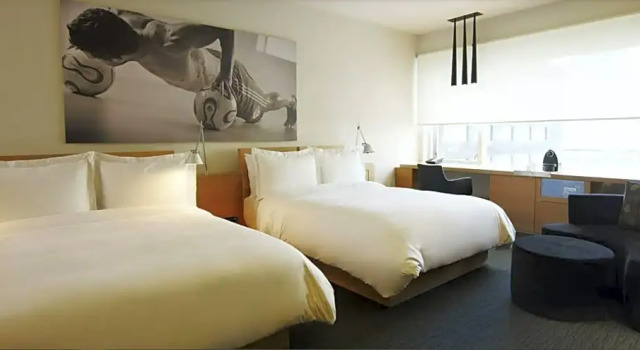 Четырёхместный номер Prestige Le Germain Hotel Maple Leaf Square