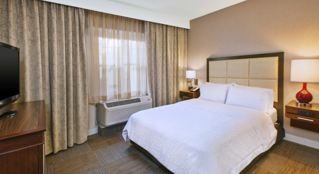 Hampton Inn & Suites Providence/Warwick-Airport, Varaa Hotelli Hotellit New England uima-altaalla, Uima-allas