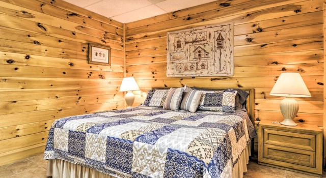 Коттедж Deck & Game Room: Creekside Cabin in Sevierville