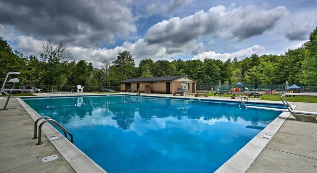 Waterfront Pocono Lake Home w/ Private Dock!, Rezerwuj Dom wakacyjny Wille w Pensylwania, Willa
