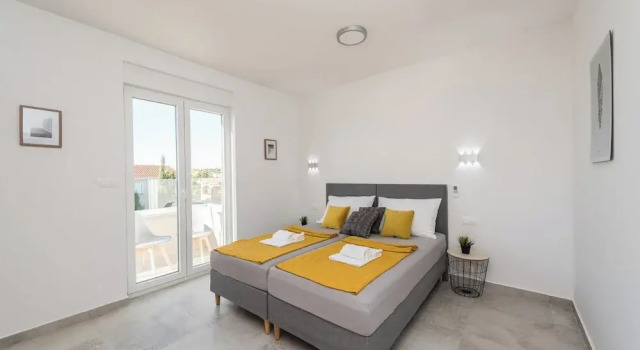 Апартаменты Deluxe с 3 комнатами с балконом и с видом на бассейн Pool Apartments Villa Meteorite