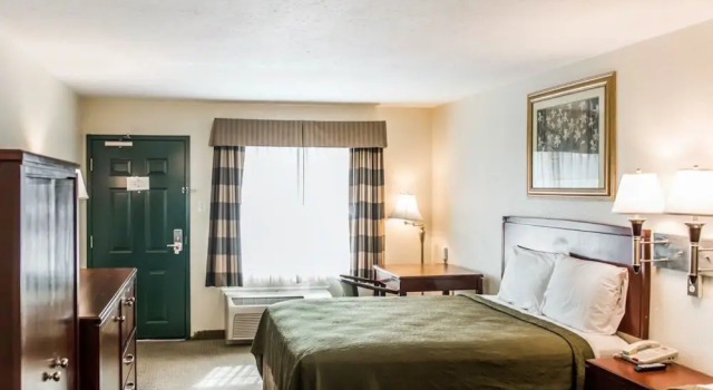 Четырёхместный номер Standard с балконом Econo Lodge Monticello