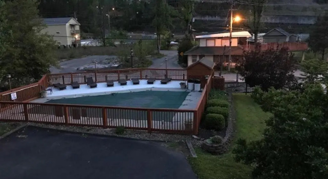 Апартаменты Spacious Downtown Condo Walking distance to Downtown Gatlinburg Sleeps 6 guests