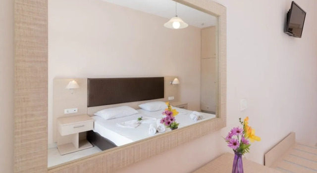 Yakinthos Hotel