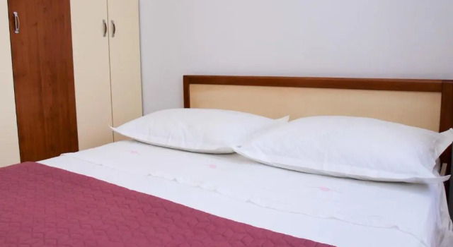 Apartments Jela - 50 m from beach, Rezerwuj Apartament Hotele w Split-Dalmatia County z parkingiem, Parking