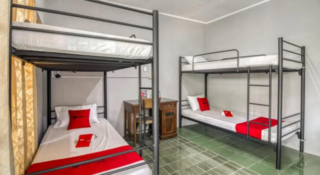 Кровать в общем номере RedDoorz Hostel near Adisucipto Airport Yogyakarta