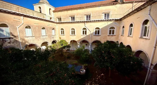 Relais il Chiostro Historic Courtyard & Panoramic Terrace near Sorrento, Забронировать Отель Отели в центре Масса-Лубренсе с завтраком, отели в центре Масса-Лубренсе с завтраком