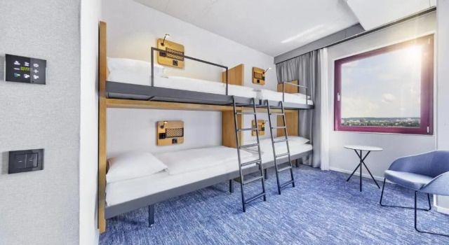 Номер Quadruple H2 Hotel Düsseldorf Seestern by Sunday Hotels