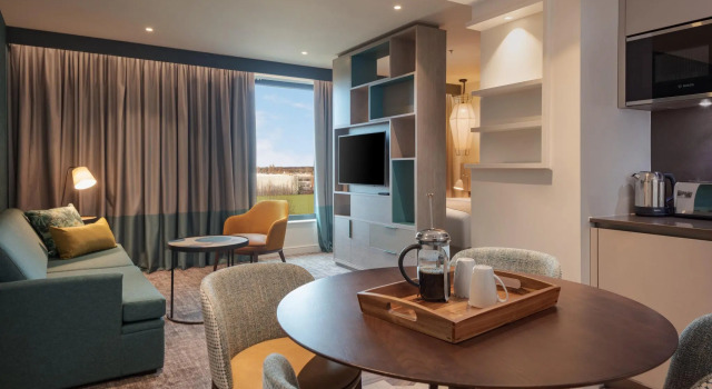 Люкс Staybridge Suites London Heathrow - Bath Road by IHG
