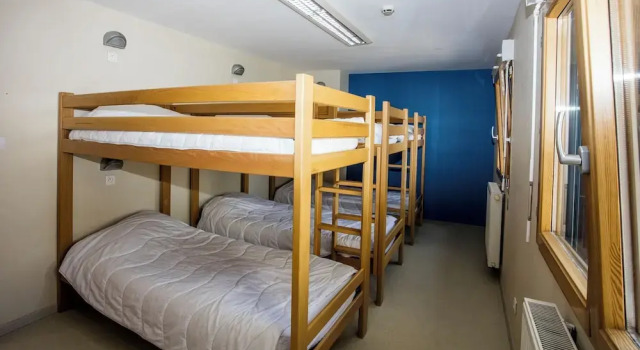 Кровать в общем номере Auberge de Jeunesse HI Pontarlier