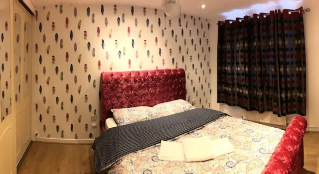 Nice 3-bed House in Farnham Royal Slough