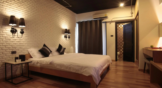 Кровать в общем номере Diary Suite