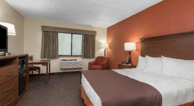 Номер AmericInn by Wyndham Worthington