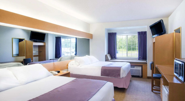 Четырёхместный номер Standard Microtel Inn & Suites by Wyndham Plattsburgh