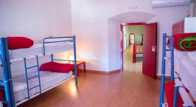 Кровать в общем номере Albergue Santa Ana