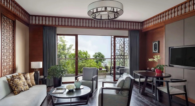 Люкс с балконом и с видом на сад Anantara Guiyang Resort