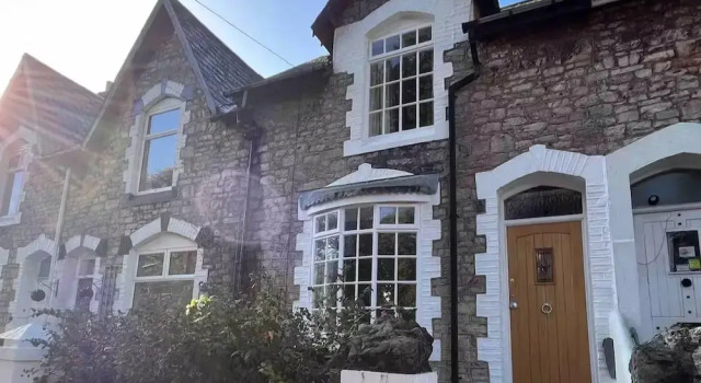 Charming 3-bed Cottage - Private Garden & Parking, Varaa Lomakoti Mökit kohteessa Merseyside, Mökki