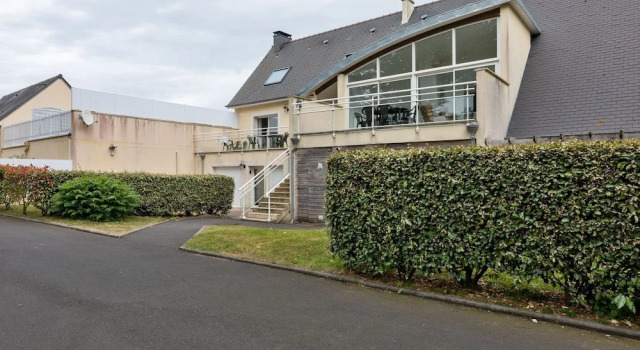 Alluring Holiday Home in Colleville-sur-mer With Terrace, Varaa Hotelli Colleville-sur-Mer D-day Beaches