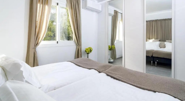 IB- Stunning 1 bedroom apt in center of Marbella, Забронировать Отель Отели Марбелья с парковкой, рядом с Набережная Марбельи, Парковка