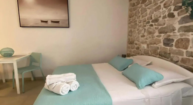 Violet, Prenota Hotel Vis 