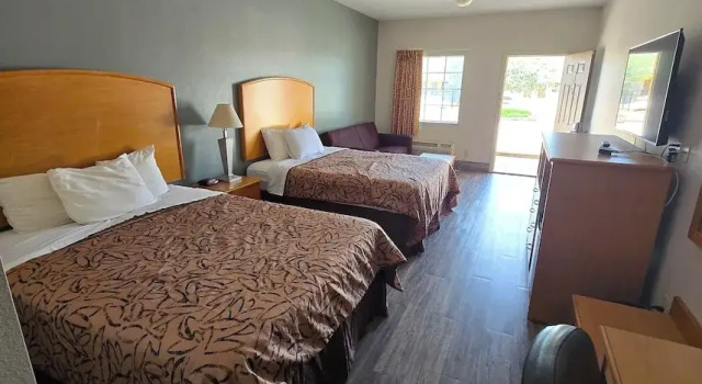 Четырёхместный номер Standard Whitesboro Inn & Suites
