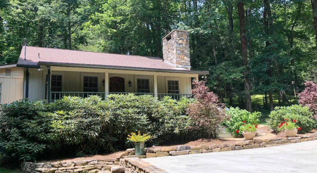 2 Living Areas + Fireplace: Mirror Lake Cottage!, Đặt Khách sạn Highlands Bắc Carolina