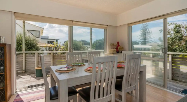 Bach on Pipi - Whangamata Holiday Home, Rezerwuj Hotel Hotele w Auckland Region z parkingiem, Parking