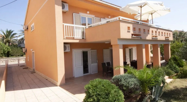 Studios & Rooms Fiesta