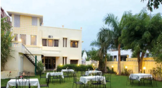 The Fateh Hotel by Le Pension Stays, Забронировать Отель Отели штата Раджастхана с парковкой, Парковка