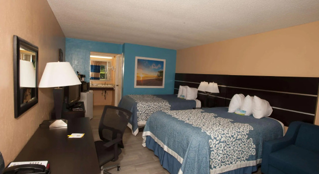 Четырёхместный номер Standard Days Inn by Wyndham Fort Myers Springs Resort