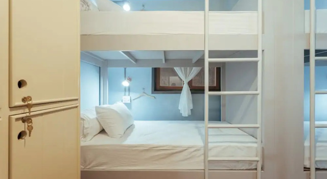 Кровать в общем номере A Local Something Hostel