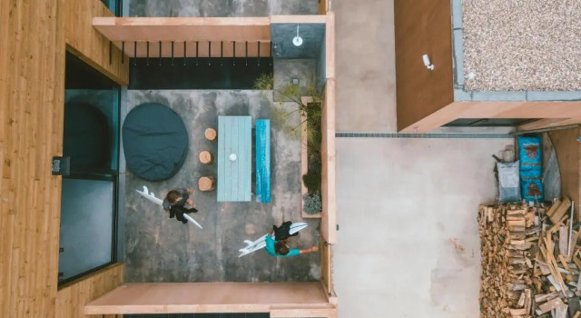 Кровать в общем номере Noah Surf House Portugal