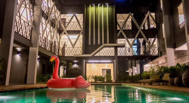 Кровать в общем номере Shane Hotel