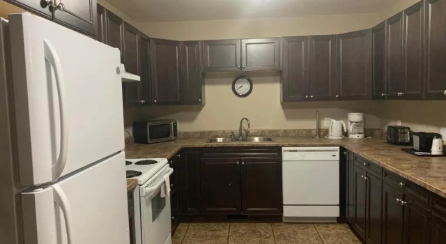 Апартаменты Super 8 by Wyndham Fort McMurray