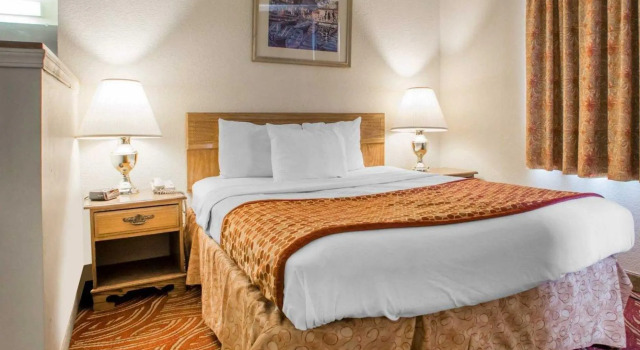 Standard Zimmer University Inn & Suites