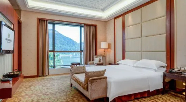 Люкс Business River & Holiday Hotel