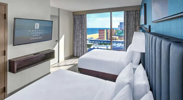 Четырёхместный люкс Mobility Accessible Roll-In Shower с 2 комнатами Embassy Suites By Hilton Virginia Beach Oceanfront Resort