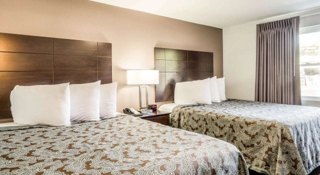 Четырёхместный номер Standard Rodeway Inn Middleboro-Plymouth