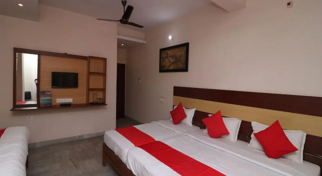 OYO 14898 Hotel Dwarika