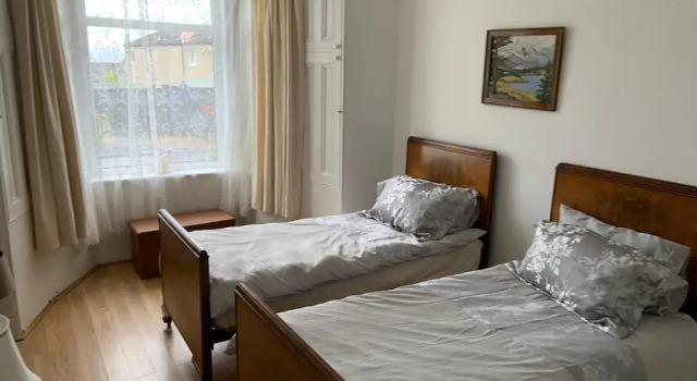 Homely Spacious Cottage in Central Location, Забронировать Дом для отпуска Отели Glasgow & The Clyde Valley с парковкой, Парковка