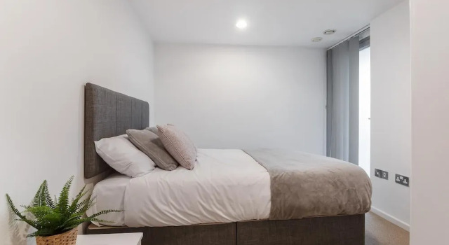 Sunny and Spacious 2BR Apartment, Varaa Huoneisto Asunnot kohteessa Merseyside, Huoneisto