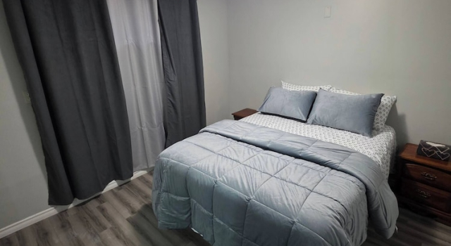Bright & Cozy 2-bedroom Main Floor Suite, Забронировать Дом для отпуска Коттеджи Брэмптон, Коттедж