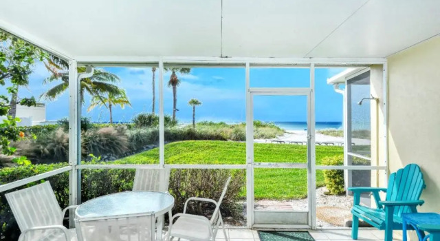 Апартаменты LaPlaya 109A Enjoy the balmy Gulf breezes in this corner end unit right on the beach