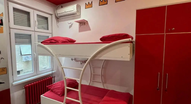 Кровать в общем номере Pop Art Apartment