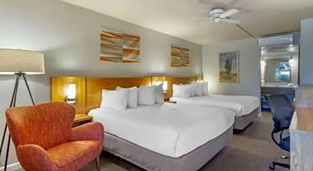 Четырёхместный номер Deluxe Magnuson Hotel Papago Inn